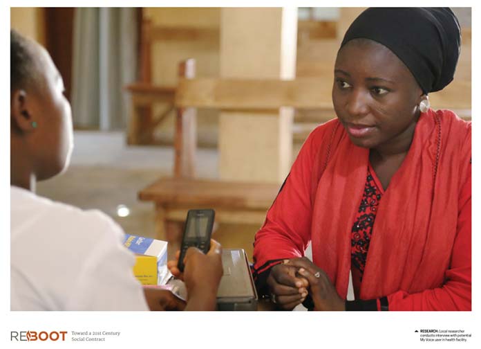 Foto di due persone che si guardano: una è una donna con un turbante nero e un maglione rosso